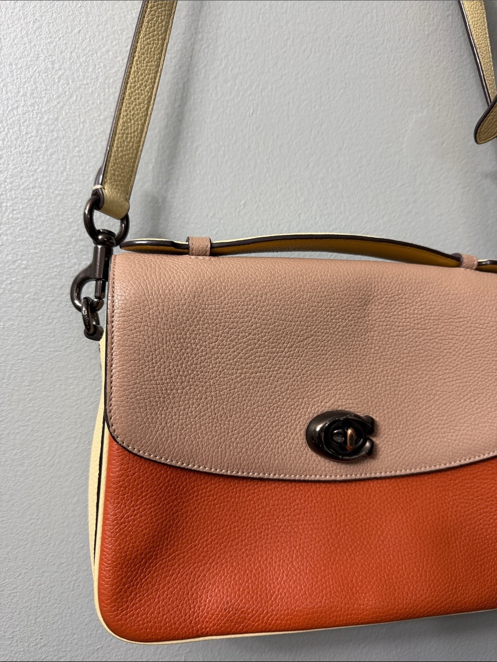 Coach Cassie Crossbody in a colorblock leather design turn-lock closure - Picture 6 of 9